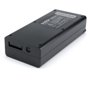 1586157594_287 Suorakulmainen musta Godox Lithium Battery AD1200 Pro 2600mAh, jossa on latausportti ja merkittyjä tietoja, on valkoisella pinnalla.