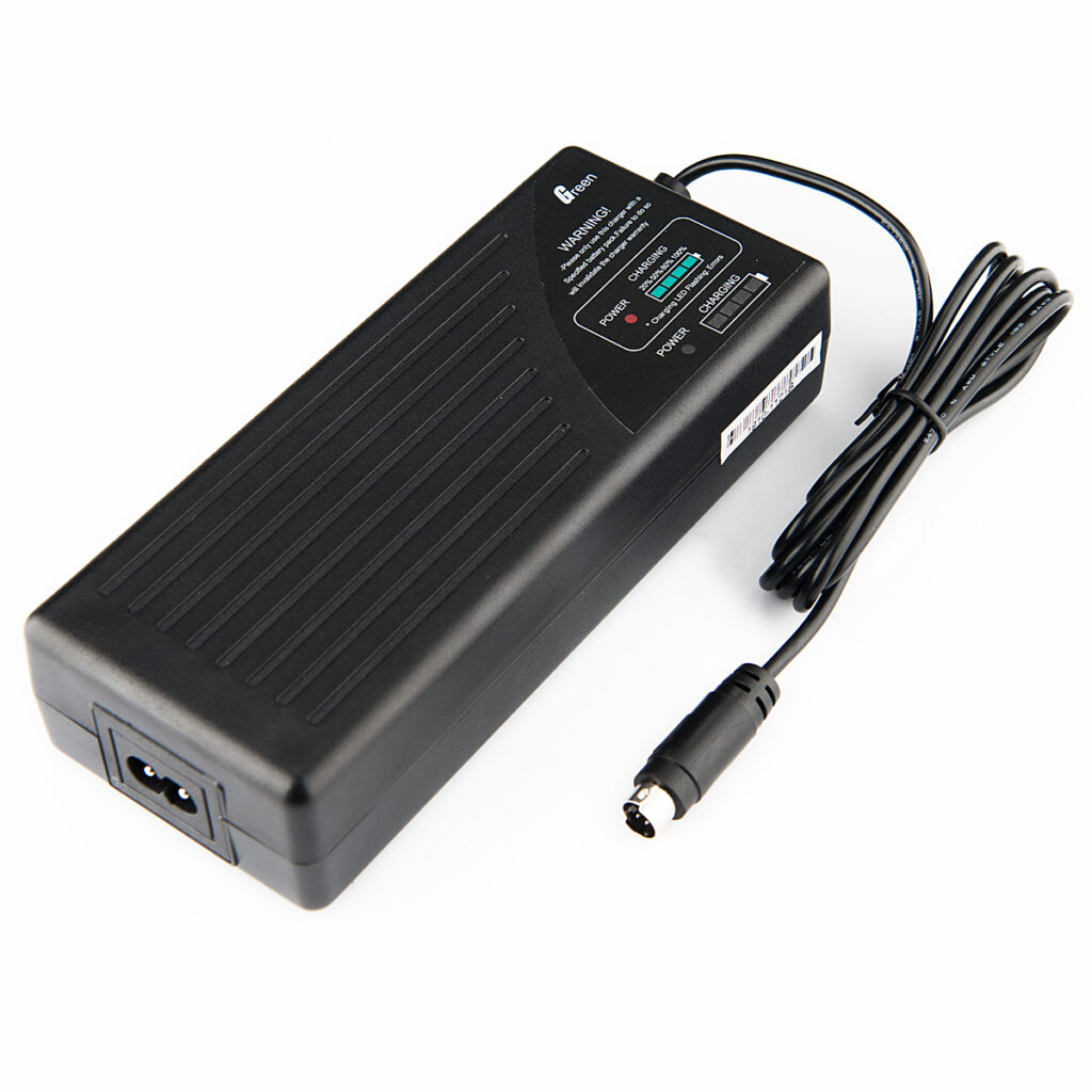1586157699_901 Godox Lithium Battery Charger AD1200 Pro on musta virtalähde, jossa on johto, pistoke, merkkivalot ja pintamerkinnät ja joka on suunniteltu elektronisten laitteiden lataamiseen.