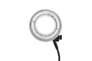 Lähikuvassa Godox R1200 Ring Flash Head for AD1200Pro -salamavalaisimesta näkyy sen pyöreä LED-muotoilu, läpinäkyvä ulkokotelo, keskiaukko ja sivuvirtajohto, kaikki valkoista taustaa vasten.