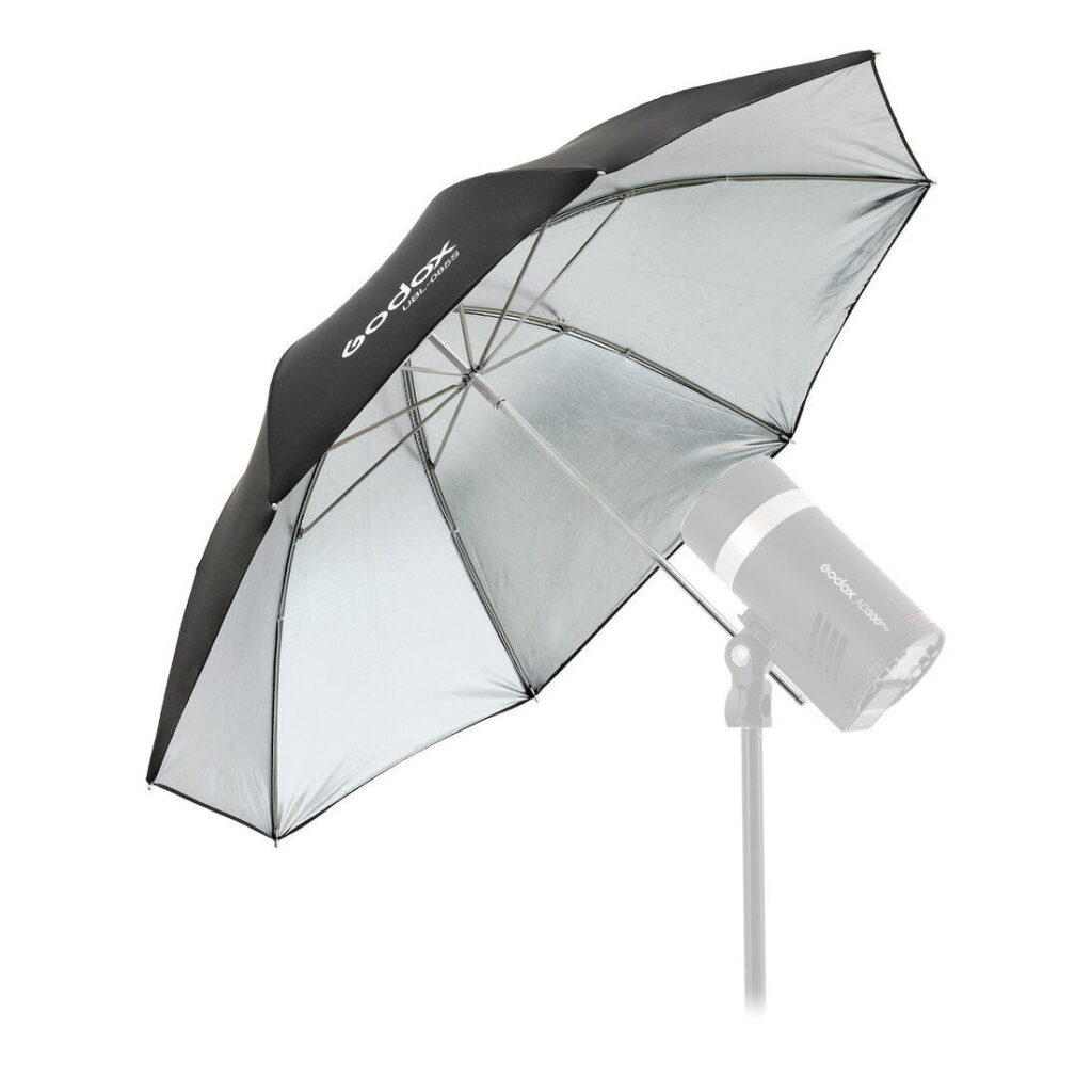 1604592160_501 Godox Silver Umbrella 85cm AD300Pro:lle on asennettu valotelineeseen Godox-stroboskoopin kanssa, ihanteellinen ammattimaiseen valaistukseen.