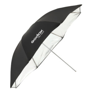 1604592165_247 Godox Silver Umbrella 85cm for AD300Pro on mustavalkoinen studiovalovarjo, jossa on heijastava hopeinen sisäpuoli, metallinen varsi ja Godoxin logo valkoisella mustalla ulkopinnalla.