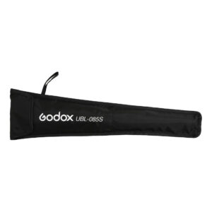 1604592168_390 Musta Godox Silver Umbrella 85cm For AD300Pro -kotelo, jossa on vetoketju ja kahva, ja jonka sivulle on painettu Godoxin tuotemerkki ja mallinumero valkoisella.
