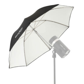 1605010699_955 Valokuvausstudiovalo, johon on kiinnitetty Godox White Umbrella 85cm for AD300Pro, on asetettu valotelineeseen valkoista taustaa vasten.