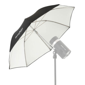 1605010699_955 Valokuvausstudiovalo, johon on kiinnitetty Godox White Umbrella 85cm for AD300Pro, on asetettu valotelineeseen valkoista taustaa vasten.