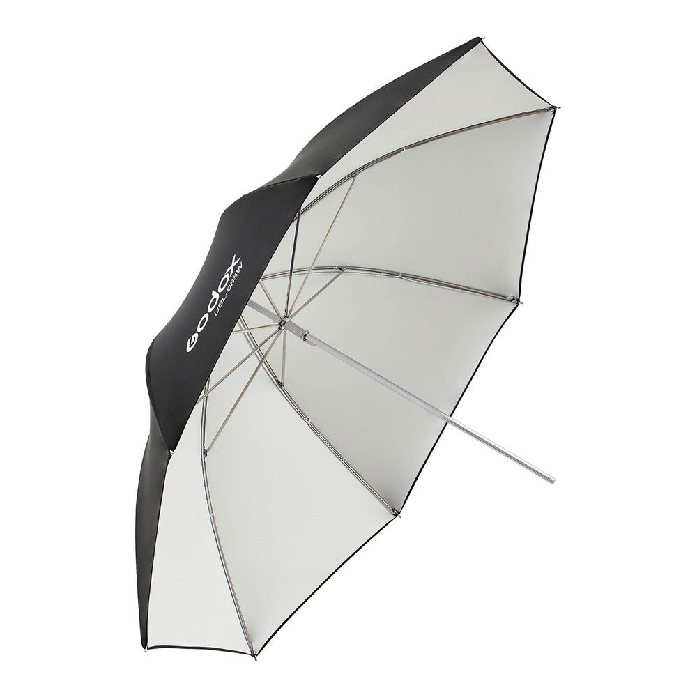 1605010700_022 Godox White Umbrella 85cm for AD300Pro on suuri mustavalkoinen studiosateenvarjo, jossa on hopeanvärinen metallivarsi ja -kylkiluut, avattuna ja Godoxin logo yhdessä mustassa paneelissa.