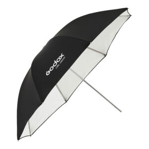 1605010701_656 Godox White Umbrella 85cm for AD300Pro -mallissa on musta ulkopinta, valkoinen sisäpinta, hopeanvärinen metallivarsi ja Godox UB-L100SW -brändi yhdessä paneelissa. Se on kuvattu valkoista taustaa vasten.