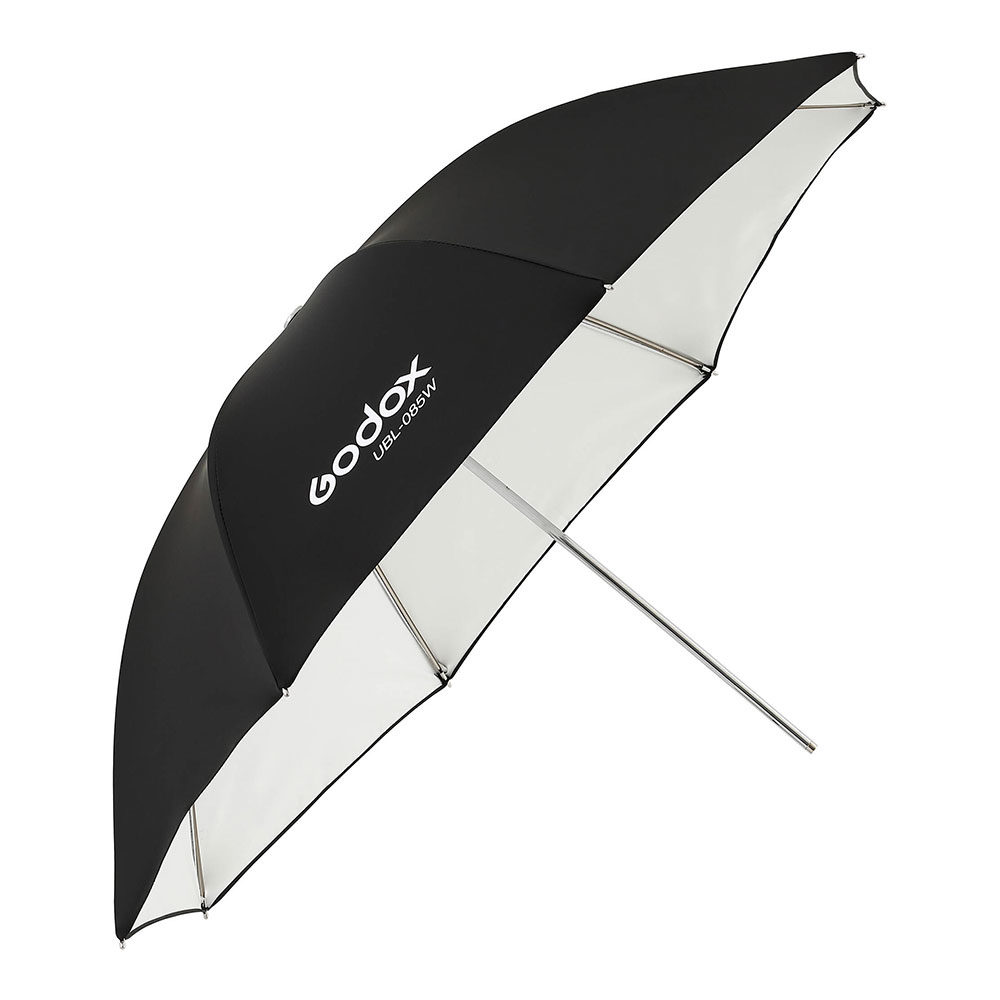 1605010701_656 Godox White Umbrella 85cm for AD300Pro -mallissa on musta ulkopinta, valkoinen sisäpinta, hopeanvärinen metallivarsi ja Godox UB-L100SW -brändi yhdessä paneelissa. Se on kuvattu valkoista taustaa vasten.