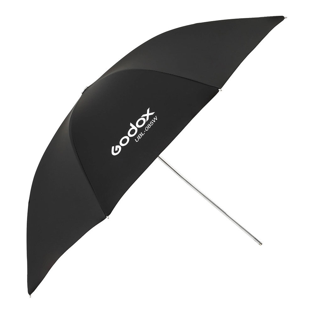 1605010703_813 Musta Godoxin valkoinen sateenvarjo 85cm AD300Pro:lle, jossa on valkoinen teksti "Godox UBL-085W" yhdessä paneelissa, kuvattu vinossa hopeisella varrella.