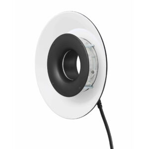 1608637495_549 Godox RFT-21 Rengassalamaheijastin R1200 White -valaisimelle sisältää pyöreän LED-rengasvalon, jossa on valkoinen ulkokehä ja musta keskikehä ja joka on asennettu kirkkaaseen kiinnikkeeseen, jossa on virtajohto, kuvassa valkoista taustaa vasten.