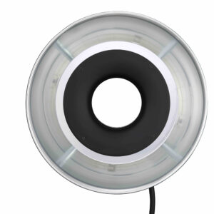 1608637583_676 Yläpuolelta Godox RFT-21 Ring Flash Reflector for R1200 Silver, pyöreä LED-valo, jossa on musta keskus ja näkyvä virtajohto, suunniteltu valokuvaukseen tai videokuvaukseen.
