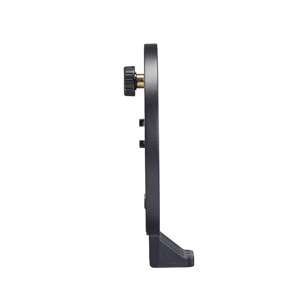 1620046397_783 Sivukuva Godox FLB-90 Quick Rotating Camera Bracket Kit for R1200 -kameran kiinnityssarjasta, L-muotoisesta mustasta metallisesta kiinnikkeestä, jossa on pyöreä säätönuppi yläreunassa ja litteä pohja, valkoista taustaa vasten.