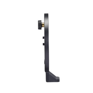 1620046397_783 Sivukuva Godox FLB-90 Quick Rotating Camera Bracket Kit for R1200 -kameran kiinnityssarjasta, L-muotoisesta mustasta metallisesta kiinnikkeestä, jossa on pyöreä säätönuppi yläreunassa ja litteä pohja, valkoista taustaa vasten.