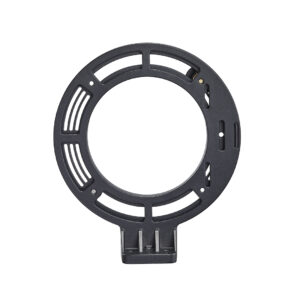 1620046397_915 Godox FLB-90 Quick Rotating Camera Bracket Kit for R1200 on musta pyöreä muovikiinnike, jossa on avoimet aukot ja litteä suorakulmainen pohja, kuvassa valkoista taustaa vasten.