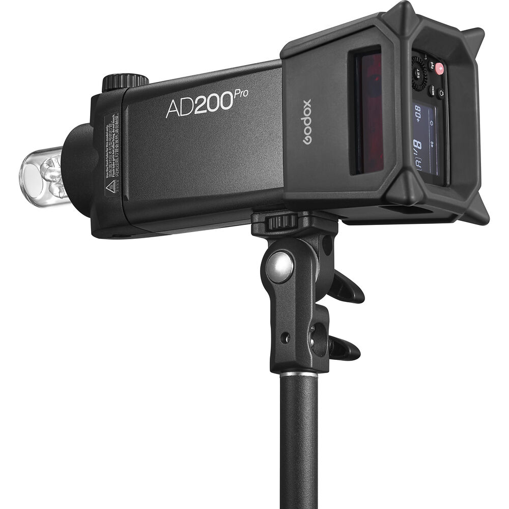 1632404734_249 Godox AD200Pro Silicone Fender asennettuna kameran salamalaitteeseen, joka on kiinnitetty valotelineeseen, näyttö, ohjauspainikkeet ja lamppu näkyvissä.