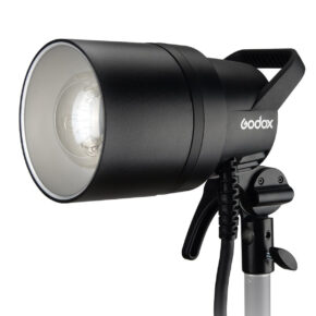 1632994782_737 Musta Godox AD1200PRO -salamapää on asennettu jalustalle sivulta katsottuna, ja sen rungossa on heijastin, kahva, virtajohto ja tuotemerkki.