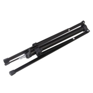1635860607_328 Musta Godox Witstro Tripod, jossa on kumitetut jalat ja yksinkertainen, kokoontaitettava muotoilu, näkyy taitettuna valkoisella pohjalla.