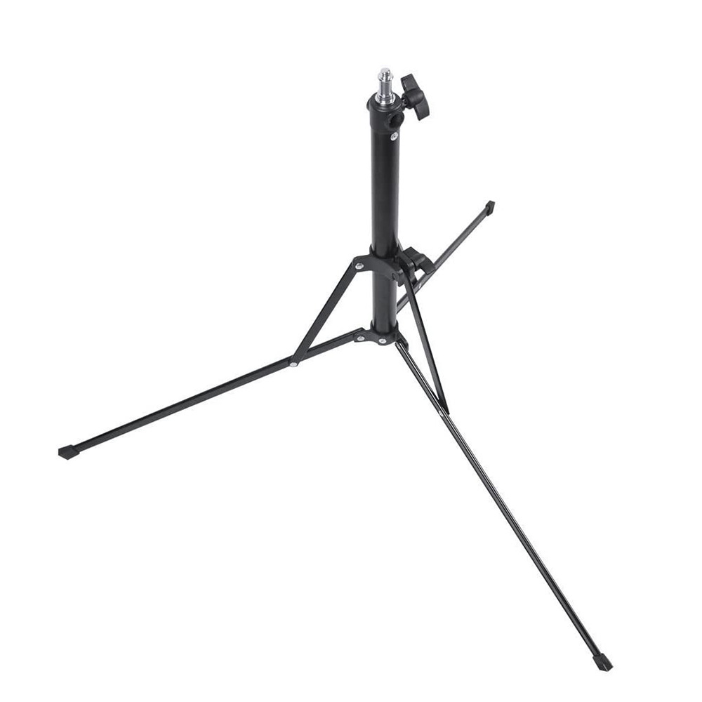1635860607_797 Godox Witstro Tripod on musta jalusta, jossa on kolme pidennettyä jalkaa ja säädettävä keskitanko valojen tai kameroiden kiinnittämistä varten valkoisella pohjalla.