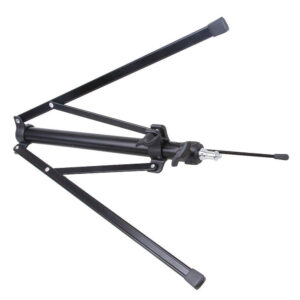 1635860708_197 Musta Godox Witstro Tripod, jossa on kolme ulosvedettyä jalkaa, on kyljellään valkoista taustaa vasten, ja siinä näkyy keskitanko ja säätönuppi. Se on todennäköisesti suunniteltu mikrofonin tai vastaavan laitteen pitämiseen.