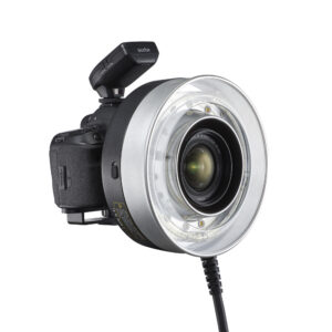 1660054157_900 Godox R2400 Ring Flash Head for AD1200Pro / P2400 on digitaalikameran lisävaruste, jossa on objektiivin ympärille asennettava pyöreä salama, ohjausyksikkö kuumakengässä ja liitäntäkaapeli kameraan.