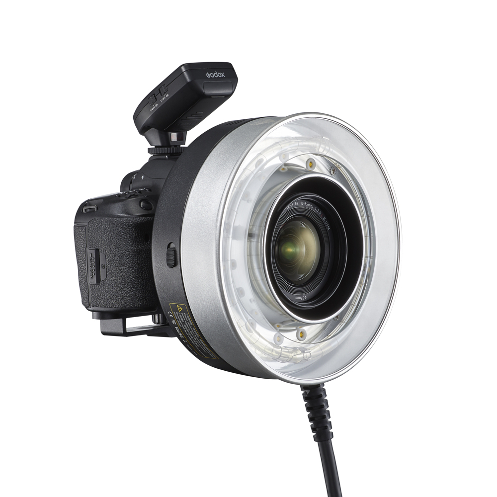 1660054157_900 Godox R2400 Ring Flash Head for AD1200Pro / P2400 on digitaalikameran lisävaruste, jossa on objektiivin ympärille asennettava pyöreä salama, ohjausyksikkö kuumakengässä ja liitäntäkaapeli kameraan.