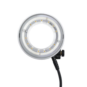 1660054157_911 Godox R2400 Rengassalamapää AD1200Pro / P2400 -laitteille on pyöreä muotoilu, jossa on useita LED-valoja sisäreunassa ja musta virtajohto oikeassa alakulmassa, kuvassa etupuolella valkoisella taustalla.