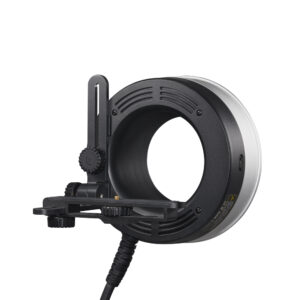 1660054158_233 Lähikuva Godox R2400 -rengassalamapäästä AD1200Pro / P2400:lle, jossa on pyöreä muotoilu mustalla kiinnikkeellä ja säätönupilla, joka on suunniteltu kamerakäyttöön ja jonka pohjasta lähtee virtajohto.