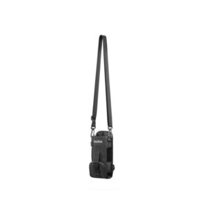 Musta Godox CB-57 Cross Body Mini Bag AD200:lle, jossa on pitkä säädettävä olkahihna, kuvassa valkoisella pohjalla.