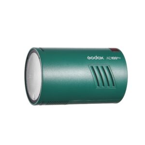 Vihreä Godox AD100 Pro TTL -sylinterinmuotoinen kannettava studiosalama, jossa on sivumerkintä ja venttiilimäiset urat, vinossa valkoisella pohjalla.