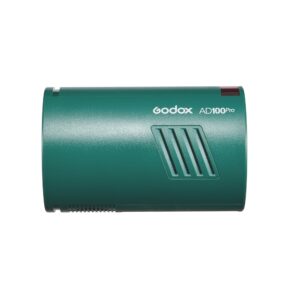 Godox AD100 Pro TTL - Green -valaisimen sivukuvassa näkyy sen tiilenpunainen vihreä runko, jossa on valkoinen tuotemerkki ja malliteksti sekä venttiilimäiset pintaurat.