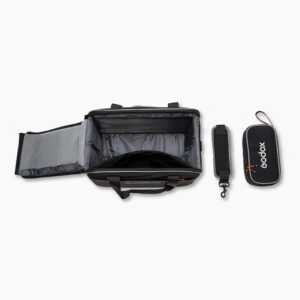 1671176593_951 Godox Carry Bag for AD200 System on musta, suorakulmainen kameralaukku, jossa on avoin yläosa, irrotettava olkahihna ja sen vieressä vetoketjullinen tarvikepussi, kaikki vaaleanharmaalla pohjalla.