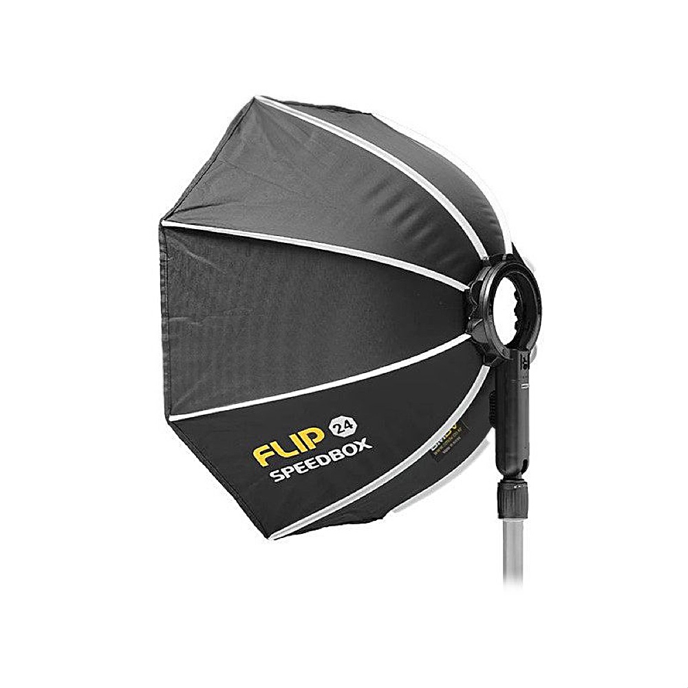 1673424240_667 Musta, kahdeksankulmainen softbox Godox AD100PRO Flip Travel Kit -valaisimesta on asennettu valotelineeseen valkoista taustaa vasten.
