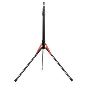 1689759419_052 Godox AD300PRO Go Kitissä on musta kolmijalkainen jalusta, jossa on täysin ulosvedetyt jalat ja korkea keskitanko, joka on korostettu punaisella värillä saranan läheisyydessä, kaikki valkoista taustaa vasten.
