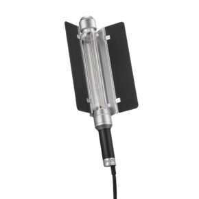 1698406272_775 Godox AD-S200 Stick Flash Head on käsikäyttöinen metallista ja lasista valmistettu laite, jossa on sylinterinmuotoinen putki, kaksi mustaa suorakulmaista läppää kummallakin puolella ja musta kahva, jonka pohjasta ulottuu johto.