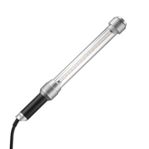 1698406273_914 Godox AD-S200 Stick Flash Head -salamapäässä on sylinterimäinen LED-muotoilu, jossa on läpinäkyvä putki, hopeanväriset metalliset päätykappaleet ja musta kahva, jonka juuressa on kiinnitetty johto.