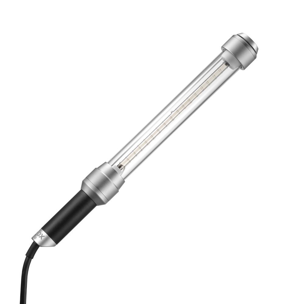 1698406273_914 Godox AD-S200 Stick Flash Head -salamapäässä on sylinterimäinen LED-muotoilu, jossa on läpinäkyvä putki, hopeanväriset metalliset päätykappaleet ja musta kahva, jonka juuressa on kiinnitetty johto.