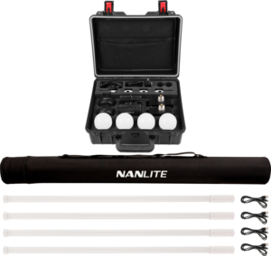 800q-0001_123599 NANLITE Pavotube T8-7X-4 Light Kit & Pavobulb 10C 4 Bulb Kit -valaisinsarjassa on kuvassa kova kantolaukku, musta NANLITE-putkikotelo, neljä putkivaloa, neljä lamppua, tarvikkeet ja latauskaapelit valkoisella pohjalla.