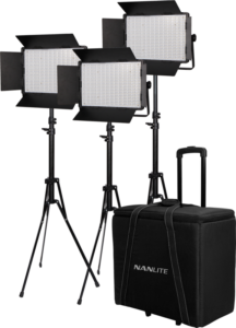 800q-001_117094 NANLITE 3 Light Kit 900CSA, jossa on lato-ovet, on asennettu jalustoille ja sijoitettu mustan, kahvoilla ja pyörillä varustetun vaunukotelon taakse, kaikki valkoista taustaa vasten.