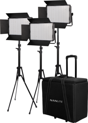 NANLITE 3 Light Kit 900CSA, jossa on lato-ovet, on asennettu jalustoille ja sijoitettu mustan, kahvoilla ja pyörillä varustetun vaunukotelon taakse, kaikki valkoista taustaa vasten.
