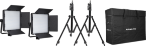 800q-001_118993 NANLITE 2 Light Kit 600DSA, joka sisältää kaksi LED-paneelivaloa, joissa on lato-ovet, kolme säädettävää mustaa valotelinettä ja suuri NANLITE-kantolaukku, on järjestetty valkoista taustaa vasten.