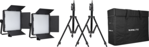 800q-001_118993 NANLITE 2 Light Kit 600DSA, joka sisältää kaksi LED-paneelivaloa, joissa on lato-ovet, kolme säädettävää mustaa valotelinettä ja suuri NANLITE-kantolaukku, on järjestetty valkoista taustaa vasten.