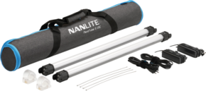 800q-001_122033 NANLITE Pavotube II 15C LED RGBWW Tube Light 2 Light Kit, jossa on kaksi putkivaloa, harmaa kantolaukku, virtasovittimet, kiinnitysklipsit, kaapelinsiteet ja mustat virtajohdot, jotka on järjestetty valkoiselle pinnalle.