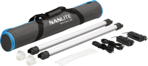 800q-001_122033 NANLITE Pavotube II 15C LED RGBWW Tube Light 2 Light Kit, jossa on kaksi putkivaloa, harmaa kantolaukku, virtasovittimet, kiinnitysklipsit, kaapelinsiteet ja mustat virtajohdot, jotka on järjestetty valkoiselle pinnalle.