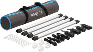 800q-001_122034 NANLITE Pavotube II 15C LED RGBWW Tube Light 4 Light Kit, jossa on neljä putkivaloa, harmaa kantolaukku, neljä virtalähdettä, kiinnitysklipsit, kaapelit ja nippusiteet, on järjestetty siististi valkoiselle taustalle.
