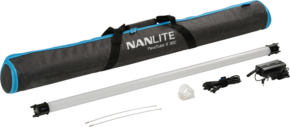 NANLITE Pavotube II 30C LED RGBWW putkivalosarja, jossa on harmaa kotelo, virtalähde, kaapelit, kiinnitysklipsi ja kaksi metallista johtokiinnikettä valkoisella pohjalla.