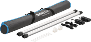 800q-001_122036 NANLITE Pavotube II 30C LED RGBWW Tube Light 2 Light Kit, jossa on kaksi putkea, pehmustettu kotelo, virtasovittimet, kaapelit, kiinnitysklipsit ja vetoketjut valkoisella pohjalla.