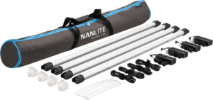 800q-001_122037 NANLITE Pavotube II 30C LED RGBWW Tube Light 4 Light Kit sisältää neljä putkivaloa, pehmustetun kantolaukun, sovittimet, virtajohdot, kiinnitysklipsit ja selkeät kiinnikkeet, jotka on järjestetty siististi valkoiselle taustalle.