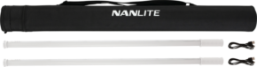 NANLITE PavoTube T8-7X 2 Kit, jossa on kaksi LED-valoputkea ja kaksi USB-kaapelia, on esillä kantolaukunsa vieressä valkoisella pohjalla.