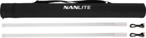 800q-001_123579 NANLITE PavoTube T8-7X 2 Kit, jossa on kaksi LED-valoputkea ja kaksi USB-kaapelia, on esillä kantolaukunsa vieressä valkoisella pohjalla.