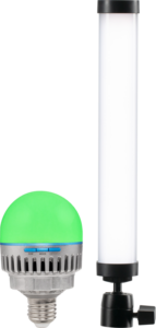 800q-001_123600 NANLITE-sarja Nanlite Pavotube 6C II & Pavobulb 10C 1+1 sisältää vihreäkärkisen LED-lampun ja sylinterimäisen, putkimaisen LED-lampun, jossa on musta pohja, molemmat pystyssä valkoisella pohjalla.