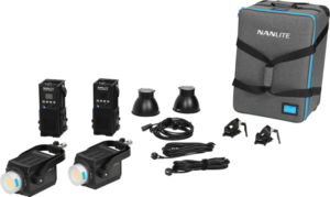 800q-001_124794 Kuvassa NANLITE Forza 500 II Daylight 2 Kit LED Spot Light -valaisin vaunukotelolla, jossa on kaksi LED-valoa, virta-adapterit, heijastimet, valon kiinnikkeet, kaapelit ja pehmustettu laukku, jossa on kahva ja Nanlite-logo.